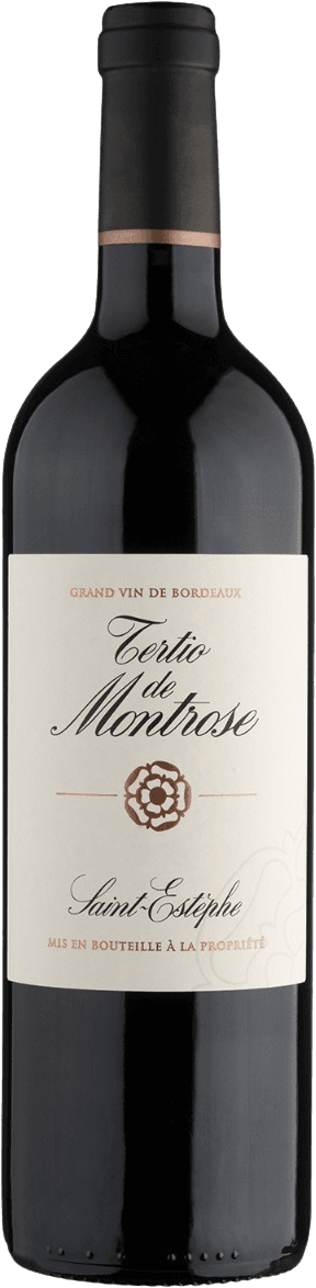 Het label is minimalistisch met een witte achtergrond. In het midden staat de naam 'Tertio de Montrose' in sierlijke letters geschreven. Daaronder staat 'Saint-Estèphe' in een eenvoudig lettertype. Er is ook een symbool van een bloem of rozet aanwezig, dat centraal op het label is geplaatst.