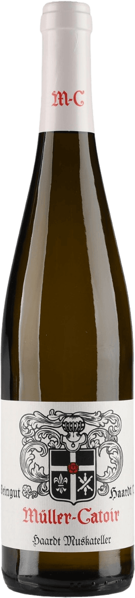 Het label toont een familiewapen met een zwart schild en witte symbolen, waaronder een fleur-de-lis en gekruiste gereedschappen. Boven het schild is er decoratief krulwerk. De achtergrond is wit met zwarte en rode tekst.