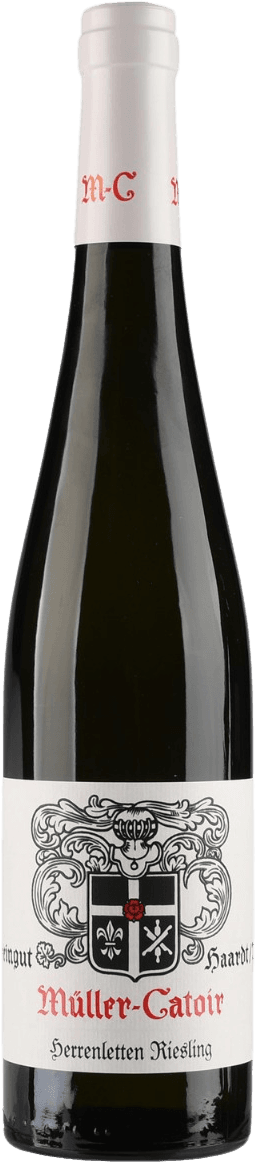 Het label toont een familiewapen met sierlijke details. In het midden staat een schild dat is verdeeld in vier kwadranten, elk met symbolen. De naam 'Müller-Catoir' staat in opvallende rode letters onder het wapen, terwijl de rest van de tekst zwart is.