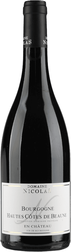 Het label is wit met zwarte en gouden accenten. De tekst op het label bevat de naam van de producent en de wijn, maar er zijn geen afbeeldingen of illustraties aanwezig.