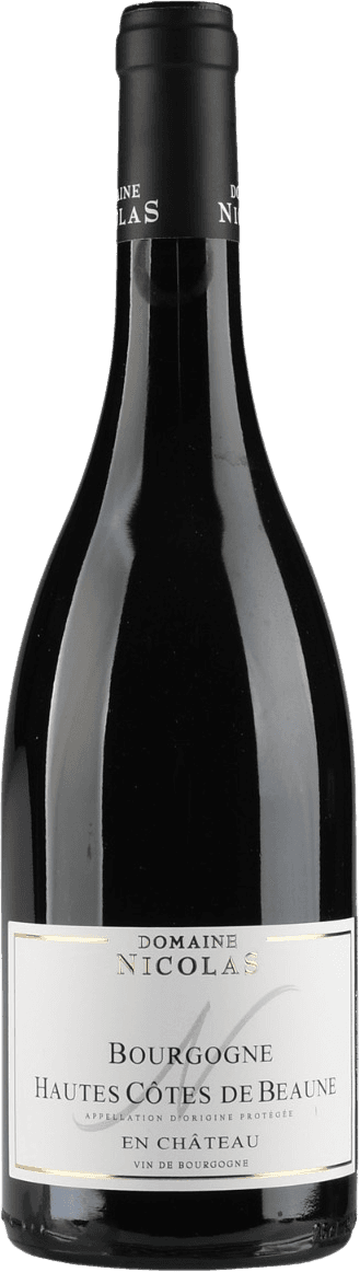 Het label is rechthoekig en wit met een gouden rand. De tekst is klassiek en zwart, met enkele gouden accenten, waaronder de naam 'NICOLAS'. Er staat geen afbeelding op het label behalve een lichte grafische krul/tekening op de achtergrond. Het geheel oogt traditioneel en minimalistisch.