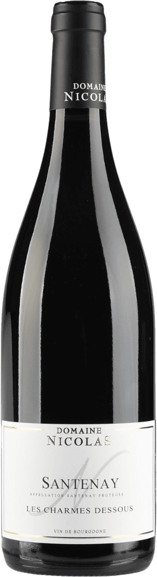 Het label is vrij minimalistisch en traditioneel. Het heeft een witte achtergrond met zwarte en gouden letters. Bovenaan staat 'Domaine Nicolas' in goud, gevolgd door de naam van de wijn 'Santenay Les Charmes Dessous' in zwart. Onderaan staat 'Vin de Bourgogne'. Er is een subtiel grafisch element achter de tekst.