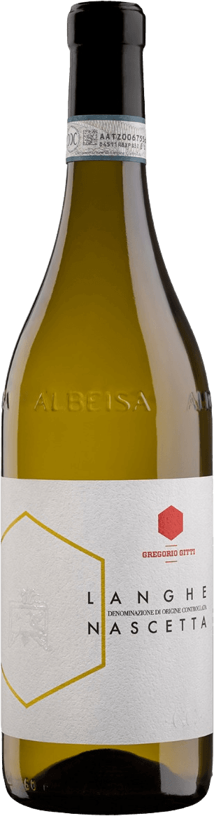 Het label van de fles is wit met een minimalistisch ontwerp. Er is een zeshoekig geometrisch patroon in goud, en er staat tekst in zwarte letters. Bovenaan het label is een rood logo of embleem te zien.