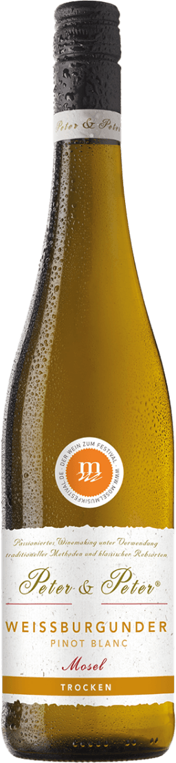 Het label van de wijnfles is wit met gouden en oranje accenten. Bovenaan staat 'Peter & Peter' in sierlijke letters, gevolgd door 'WEISSBURGUNDER PINOT BLANC' en 'Mosel'. Onderaan staat 'TROCKEN' in een oranje balk. Er is ook een cirkelvormig embleem in het midden met een oranje achtergrond.