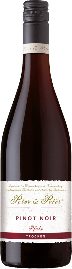 Het label van de wijnfles is minimalistisch en traditioneel vormgegeven. Het bevat de tekst 'Peter & Peter Pinot Noir Pfalz Trocken' in verschillende lettertypen. Er zijn geen afbeeldingen of illustraties op het label.