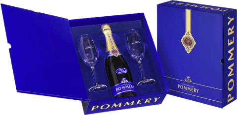 Het label van de Pommery fles is elegant en minimalistisch. Het bevat een koninklijk blauw kleurenschema met gouden accenten. Centraal op het label staat een embleem met decoratieve elementen, mogelijk een familiewapen of logo, dat luxe uitstraalt.