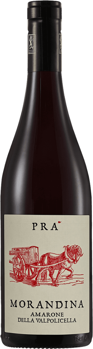 Het label toont een rode tekening van een paard dat een kar trekt. Bovenaan staat de tekst 'PRA' en onderaan 'MORANDINA AMARONE DELLA VALPOLICELLA'.
