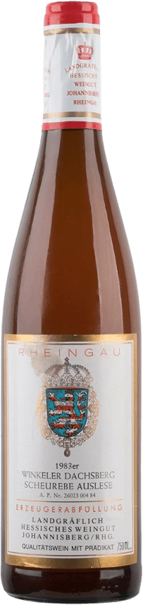 Het label toont een familiewapen in het midden, omringd door tekst. Bovenaan staat 'RHEINGAU' in rode letters en verder is er zwarte tekst met informatie over de wijn. Het ontwerp is klassiek en traditioneel.