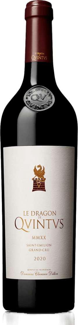 Het label toont een afbeelding van een drakenkop bovenop een toren of kasteelachtig gebouw. De naam 'LE DRAGON DE QVINTVS' is prominent aanwezig in goudkleurige letters. Onder de naam staan jaartal en regio vermeld, samen met de aanduiding 'GRAND CRU'. Het geheel heeft een elegante en klassieke uitstraling.