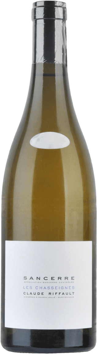 Het label is minimalistisch met een witte achtergrond en zwarte tekst. De naam van de wijn 'SANCERRE' staat bovenaan in hoofdletters, gevolgd door 'LES CHASSEIGNES' en 'CLAUDE RIFFAULT'. De tekst is strak en eenvoudig zonder afbeeldingen of versieringen.