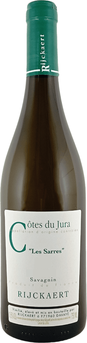 Het label is wit met een minimalistisch ontwerp. Linksboven staat een grote groene 'C', gevolgd door de tekst 'Côtes du Jura'. Daaronder staan in kleinere letters verdere aanduidingen zoals 'Les Sarres', 'Savagnin' en producentinformatie. Het geheel oogt strak en traditioneel, zonder illustraties of opvallende grafische elementen.