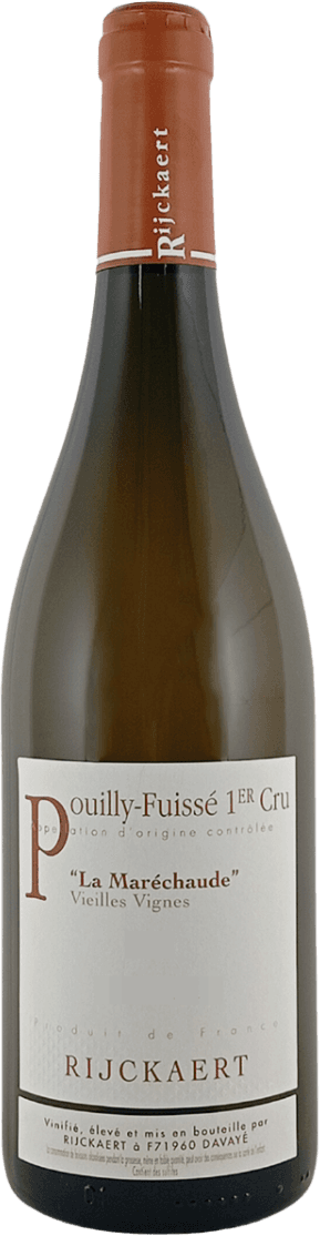 Het label is rechthoekig en traditioneel vormgegeven. Het heeft een witte achtergrond met bruine en zwarte tekst. De naam 'Pouilly-Fuissé 1ER Cru' valt op door het grote beginletter 'P'. Er zijn verder geen afbeeldingen of illustraties, alleen tekstuele informatie over de wijn, producent en herkomst.