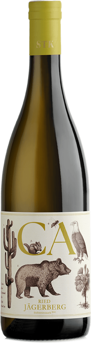 Het label toont een minimalistische, natuur-geïnspireerde illustratie met een cactus, een beer, een adelaar, een palmachtige boom en een bij. De achtergrond is wit en er staat een grote, opvallende gele lettercombinatie 'CA' centraal op het label. De illustraties zijn in een klassieke, getekende stijl uitgevoerd, wat het label een natuurlijke en enigszins traditionele uitstraling geeft, maar de grote letters zorgen voor een moderne twist.