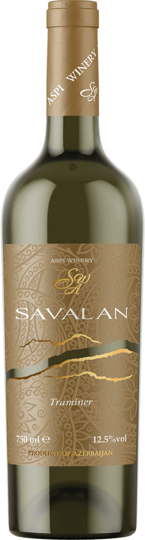 Het label is goud-bruin van kleur met sierlijke, ornamentale patronen die doen denken aan traditionele oosterse motieven. De merknaam 'SAVALAN' staat groot en duidelijk in het wit afgebeeld, met daarboven een sierlijk monogram en de naam van de winery. Er lopen enkele golvende gouden lijnen horizontaal over het label, wat een abstract en modern effect geeft. Verder bevat het label geen afbeeldingen van dieren, fruit of bloemen, maar straalt het wel luxe en elegantie uit.