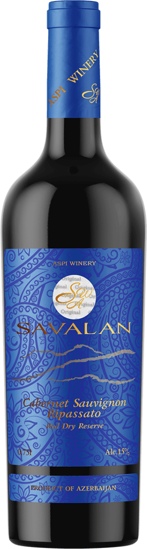 Het label van deze wijnfles is opvallend blauw met sierlijke, abstracte patronen die doen denken aan traditionele Oosterse motieven of tapijtontwerpen. In het midden staat een ronde, witte cirkel met een goudkleurig embleem en sierlijke tekst. De merknaam 'SAVALAN' is groot en goudkleurig weergegeven in het midden van het label. Daaronder staan de soort en type wijn in witte en rode letters. Het geheel oogt modern, kleurrijk en heeft een duidelijke visuele stijl met veel aandacht voor detail.