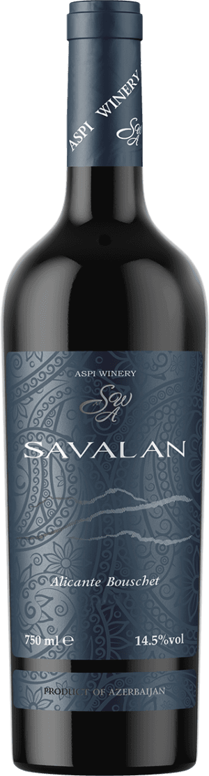 Het label is stijlvol en modern vormgegeven met een diepblauwe achtergrond en sierlijke, abstracte patronen die doen denken aan traditionele Kaukasische motieven. De naam 'SAVALAN' staat prominent en groot in het wit op het label, met daaronder de druifsoort 'Alicante Bouschet'. De sierlijke patronen geven het label een artistiek en licht mysterieus karakter. Er is geen afbeelding van dieren, mensen of gebouwen, maar het grafische patroon is duidelijk aanwezig.