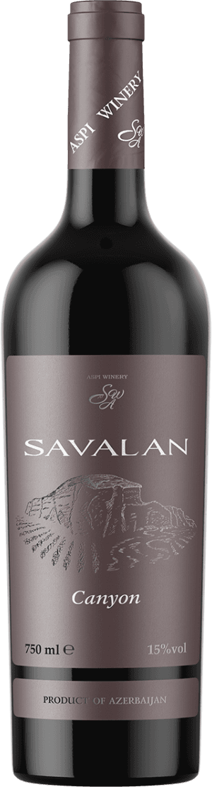 Het label toont een gestileerde tekening van een canyon of rotsformatie met wijnranken op de voorgrond. De achtergrondkleur is een matte, bruin-paarsige tint. De naam 'SAVALAN' staat prominent in grote witte letters centraal op het label, met daaronder het woord 'Canyon'. Bovenaan staan kleinere teksten en logo's. Het geheel oogt strak, met een natuurthema en een moderne, minimalistische uitstraling.