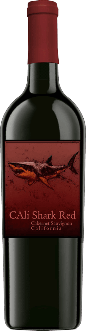 Het label toont een grote, gedetailleerde afbeelding van een haai die prominent in het midden zwemt. De achtergrond is diep rood met donkere accenten, wat een dramatisch en opvallend effect geeft. De naam 'Cali Shark Red' staat in grote, opvallende letters onder de haai, met daaronder kleinere tekst met het druivenras en de herkomst. Het geheel heeft een stoere, moderne uitstraling.