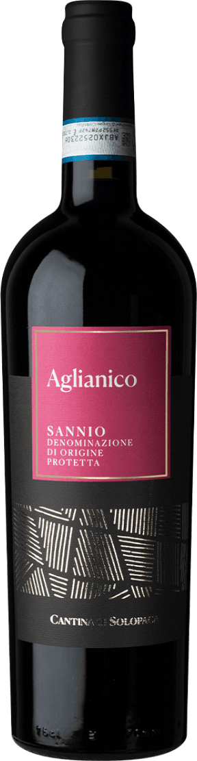 Het label heeft een minimalistische stijl met de naam 'Aglianico' prominent in witte letters op een bordeauxrode achtergrond. Daaronder staat 'Sannio Denominazione di Origine Protetta' in kleinere witte letters. Het onderste deel van het label is zwart met een abstract patroon in goud.