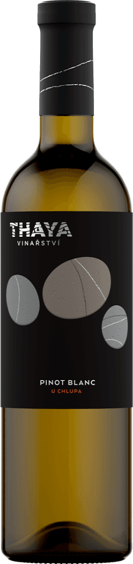 Het label toont de naam 'THAYA' in grote letters met daaronder 'VINAŘSTVÍ'. Er zijn abstracte vormen afgebeeld die lijken op stenen of kiezels, in verschillende grijstinten. Onder de abstracte vormen staat 'PINOT BLANC' en daaronder 'U CHLUPA' in rood.