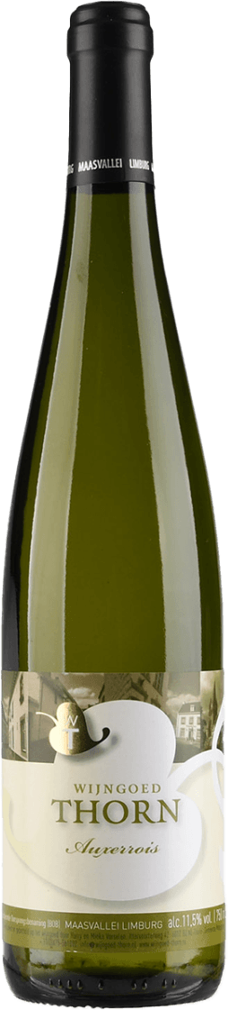 Het label toont een klassieke en elegante uitstraling met een zachtgele achtergrond. Op de achtergrond zijn subtiele zwart-wit afbeeldingen van gebouwen te zien, waarschijnlijk uit het dorp Thorn. Centraal staat een groot wit ovaal met de naam van het wijngoed en het type wijn in goudkleurige letters. Er is ook een klein schild-achtig element verwerkt in het ontwerp.