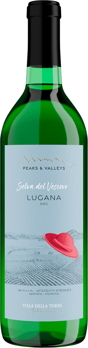 Het label toont een lichtblauwe achtergrond met een illustratie van een wijngaardlandschap in grijzige lijnen. Op de voorgrond ligt een opvallende, felrode hoed die contrasteert met de rest van het ontwerp. Bovenaan zijn gestileerde bergpieken in goud afgebeeld en de merknaam staat prominent weergegeven. Het geheel heeft een moderne, minimalistische uitstraling.