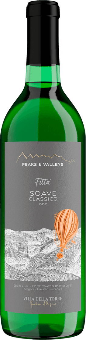 Het label toont een grijze achtergrond met een witte, gedetailleerde kaart of topografisch landschap onderaan. Rechts op het label staat een oranje luchtballon prominent afgebeeld. Bovenaan zijn gestileerde bergtoppen in goud weergegeven en de tekst is modern en strak vormgegeven.