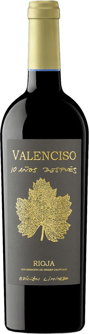 Het label is matzwart met een grote, gedetailleerde gouden wijnblad centraal afgebeeld. De naam VALENCISO staat prominent bovenaan in grote goudkleurige letters. Daaronder staat in een handgeschreven stijl '10 años después'. Onderaan staat 'RIOJA' en wat aanvullende tekst in goud. Het geheel oogt strak, modern en stijlvol, met een opvallend kunstzinnig element door het blad en het handschrift.
