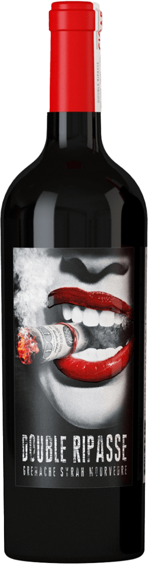 Het label toont een kunstzinnige afbeelding van een mond met felrode lippen die een brandende sigaar vasthoudt. De achtergrond is zwart-wit, wat de rode lippen extra laat opvallen.