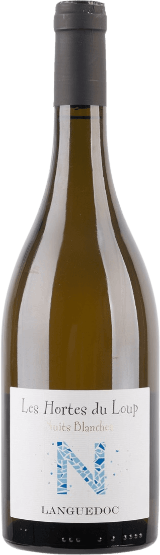 Het label toont een grote letter 'N' gemaakt van geometrische vormen in verschillende tinten blauw. Boven de 'N' staan de woorden 'Les Hortes du Loup' en 'Nuits Blanches' in een elegante typografie. Onderaan staat het woord 'LANGUEDOC'. Het ontwerp is minimalistisch met focus op de centrale letter.