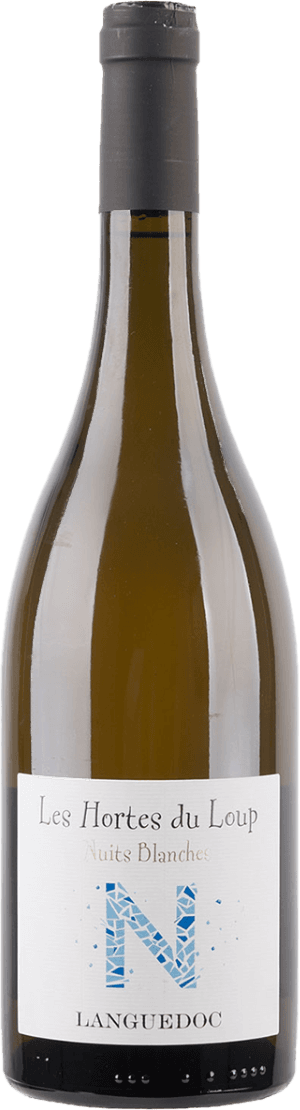 Het label is wit met een grote, opvallende letter 'N' in het midden. De 'N' is opgebouwd uit een mozaïek van blauwe en lichtblauwe tinten, wat het een moderne en frisse uitstraling geeft. Boven de 'N' staat de naam van de wijn in een sierlijk lettertype, met daaronder een subtiele gouden tekst. Het geheel oogt strak, eigentijds en minimalistisch.