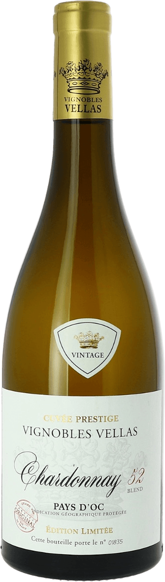 Het label van de wijnfles toont een elegant ontwerp met een centraal geplaatst familiewapen of kroon boven de tekst 'Vignobles Vellas'. Er is gebruik gemaakt van sierlijke, klassieke typografie voor 'Chardonnay' en het cijfer '52', wat prominent aanwezig is. De achtergrond heeft subtiele decoratieve elementen die lijken op wijnranken of bloemen.