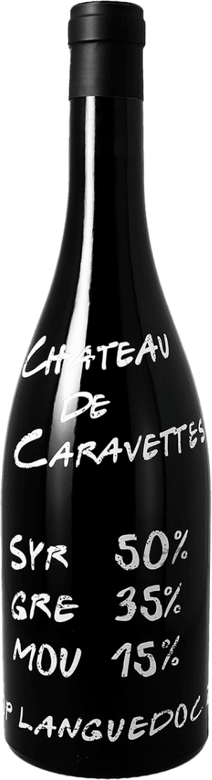 Het label heeft een zwarte achtergrond met witte tekst. De tekst is handgeschreven en vermeldt de naam 'Château de Caravettes' en percentages van druivensoorten: 'SYR 50%', 'GRE 35%', 'MOU 15%'.