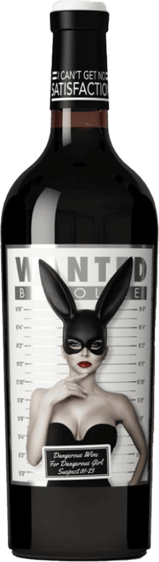 Het label toont een vrouw met een zwart masker en konijnenoren, vergelijkbaar met een 'mugshot'. Ze heeft rode lippenstift op en draagt een strapless top. Achter haar is er een achtergrond met lengtemarkeringen, zoals bij politie-foto's. De tekst 'WANTED' staat bovenaan.