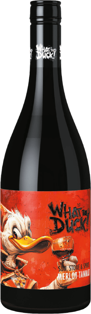 Het label toont een grote, getekende eend met een ondeugende blik, die een glas rode wijn vasthoudt. De achtergrond is felrood/oranje en er is een speelse, opvallende typografie gebruikt voor de naam 'What the Duck!'. Het geheel heeft een stripachtig, kunstzinnig karakter en straalt humor en eigenzinnigheid uit.