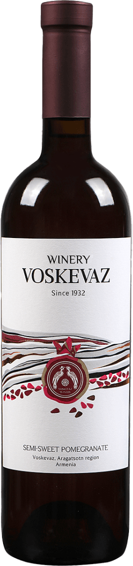 Het label toont een witte achtergrond met in het midden grote zwarte tekst voor de naam van de wijn. Daaronder is een abstracte illustratie zichtbaar met golvende lijnen in rood, bruin, zwart en grijs, samen met een afbeelding van een granaatappel centraal in een cirkel. Rond de granaatappel zijn kleine rode vormen die op granaatappelpitjes lijken. De stijl is relatief modern en strak, met een speelse, fruitige uitstraling.