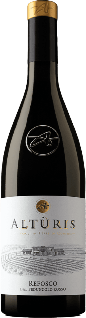 Friuli IGP Refosco dal Peduncolo Rosso Het label toont een illustratie van een wijnhuis of gebouw, omgeven door wijngaarden die in lijnen zijn getekend. Boven het gebouw staat een goudkleurig rond zegel met een gestileerde 'A'. De merknaam 'ALTÙRIS' staat prominent in grote, elegante letters in het midden van het label. Het geheel oogt strak en traditioneel, met een lichte artistieke touch door de tekening van het landschap.