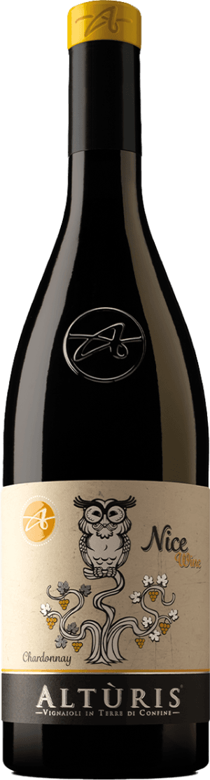 Friuli IGP Nice wine 2022 Het label toont een gedetailleerde tekening van een uil met sierlijke lijnen en patronen. Onder de uil zijn ranken met druiventrossen zichtbaar. De tekst 'Nice Wine' is elegant geplaatst naast de illustratie, en er is een opvallend logo in het geel aan de zijkant.