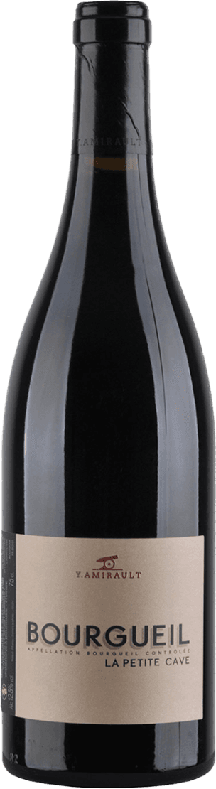 La Petite Cave BIO 2018 Het label is minimalistisch en heeft een eenvoudige typografie. Er staat 'Y. Amirault' in rode letters bovenaan, gevolgd door 'BOURGUEIL' in grote zwarte letters. Daaronder staan kleinere teksten met de naam van de wijn en andere details.