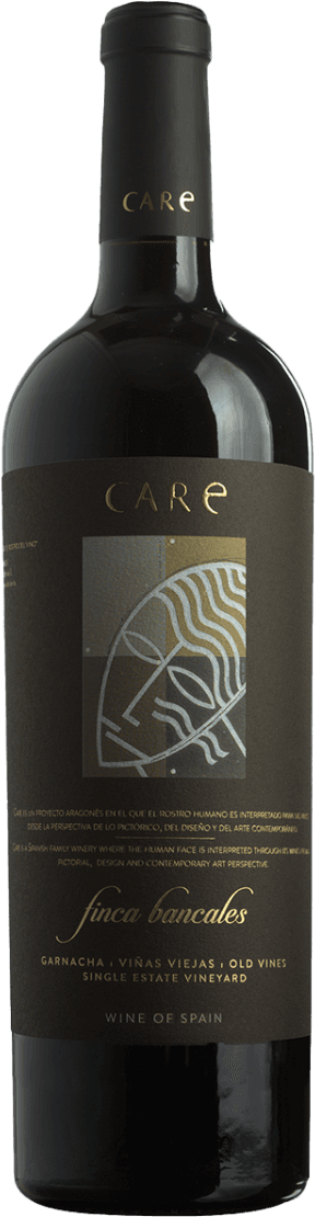 Bodegas Anadas - Care Finca Bancales Reserva Old Vines Het label toont een abstracte afbeelding van een gezicht, weergegeven in lijnen en vormen. Bovenaan staat de naam 'CARE' in grote gouden letters. De achtergrond is donker met enkele subtiele kleurvlakken.