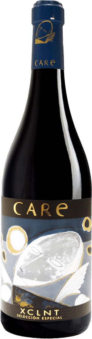 Care XCLNT Het label toont een abstract, kunstzinnig gezicht met gestileerde lijnen en vormen. De kleuren zijn uitgesproken en er zijn verschillende cirkelvormen en geometrische patronen zichtbaar. Het geheel oogt modern en artistiek, met een opvallende visuele stijl. Bovenaan staat de naam 'CARE' in grote, gouden letters, en onderaan 'XCLNT' eveneens in groot formaat. Het gezicht op het label is het centrale element, omringd door abstracte vormen.