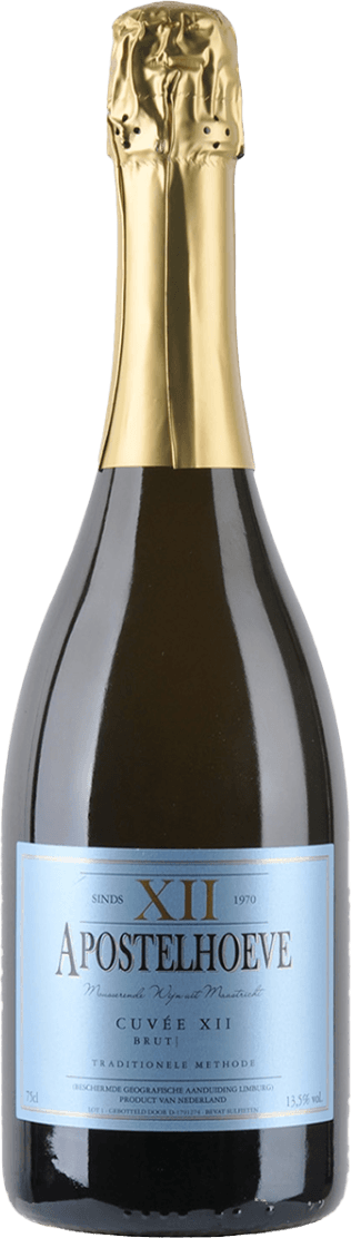 Apostelhoeve - Cuvée XII Brut 2022 Het label is lichtblauw met een gouden rand en bevat grote letters in een klassieke stijl. De tekst op het label vermeldt 'Apostelhoeve', 'Cuvée XII Brut', en andere details over de wijn. Er zijn geen afbeeldingen of illustraties, alleen tekst.