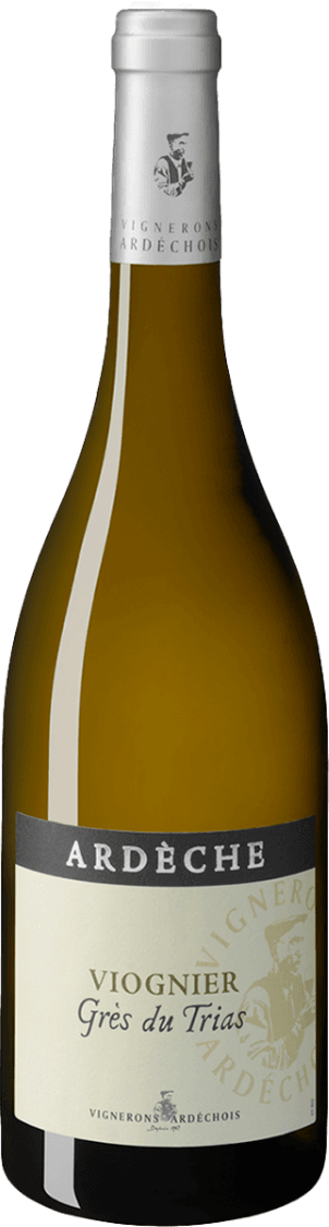 Vignerons Ardéchois - Ardèche IGP Grès du Trias Het label van de wijnfles heeft een klassieke uitstraling met de naam 'Ardèche' prominent bovenaan. Daaronder staan de woorden 'Viognier Grès du Trias'. Er is een subtiel logo of afbeelding van een persoon aan de rechterkant, wat lijkt op een traditioneel portret.