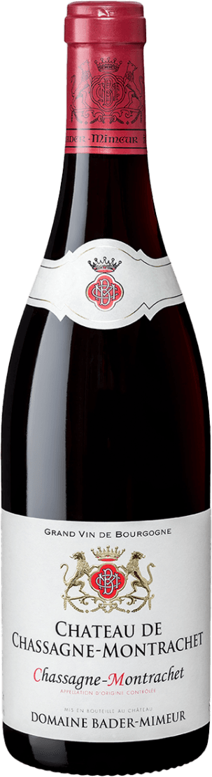 Chassagne Montrachet AC Château de Chassagne-Montrachet 2021 Het label toont een familiewapen met twee leeuwen en een kroon erboven. De achtergrond is wit met zwarte en rode tekst. Het wapen is gedetailleerd en gecentreerd op het label.