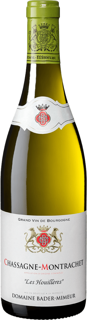 Bader-Mimeur - Chassagne Montrachet AC Les Houillères 2023 Het label is traditioneel vormgegeven met een witte achtergrond. Bovenaan het label staat een familiewapen met twee gouden leeuwen en een kroon, centraal staat een rood schild met monogram. De naam van de wijn en het domein zijn in klassieke zwarte en rode letters weergegeven. Op de hals van de fles staat eveneens het familiewapen afgebeeld op een lichtgroene capsule.