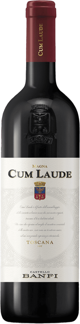 Banfi Srl - Toscana IGT Castello Banfi, Cum Laude 2021 Het label heeft een centraal familiewapen in het midden met daarboven de tekst 'MAGNA CUM LAUDE'. Onder het wapen staat 'TOSCANA IGT' en onderaan 'CASTELLO BANFI'. Het ontwerp is klassiek en elegant, met sierlijke patronen rondom het wapen.