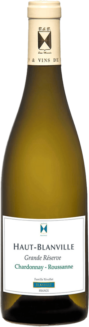 Château Haut-Blanville - Pays d'Oc IGP Grande Réserve Het label is wit met zwarte en groene tekst. Bovenaan staat een embleem of logo in de vorm van een schild met een blauw en goudkleurig patroon. De tekst op het label vermeldt 'Haut-Blanville', 'Grande Réserve', en de druivensoorten 'Chardonnay - Roussanne'. Onderaan staat 'Famille Nivollet' en 'France'.