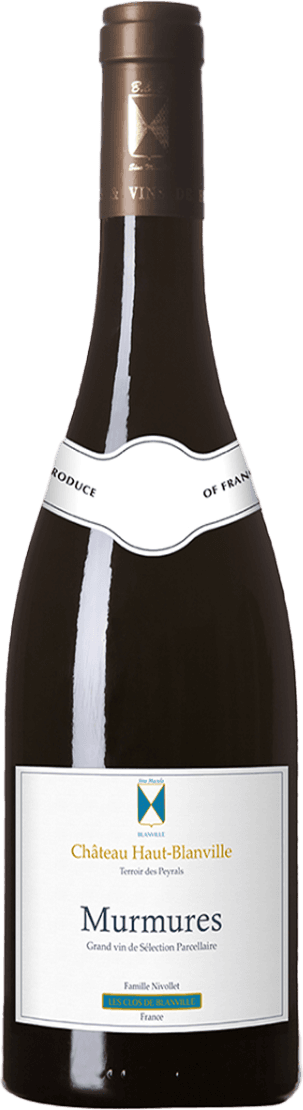 Languedoc Grés de Montpellier AC Murmures 2013 Het label van de wijnfles toont een vrij minimalistisch ontwerp. Bovenaan staat de naam 'Château Haut-Blanville' met daaronder de tekst 'Terroir des Peyrals'. In het midden is het woord 'Murmures' prominent geplaatst. Onderaan is er een klein familiewapen of embleem te zien met de tekst 'Famille Nivollet'. Het geheel wordt omkaderd door een dunne zwarte lijn.