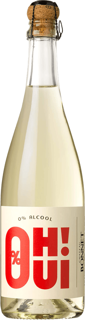 Oh Oui, Sparkling 0% ALC. Het label is minimalistisch en modern vormgegeven met grote, opvallende rode typografie die het woord 'Oh Oui!' en een percentage-teken bevat. De achtergrond is licht van kleur (off-white), zonder afbeeldingen of illustraties, enkel strakke tekst. Er wordt gebruikgemaakt van grote letters die visueel direct aanspreken.