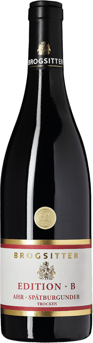 Brogsitter Weingüter - Rheinhessen Edition-B Spätburgunder Trocken Het label van de wijnfles toont een klassiek en elegant ontwerp. Bovenaan staat de naam 'BROGSITTER' in goudkleurige letters op een zwarte achtergrond. Onder deze tekst is er een afbeelding van een familiewapen of schild, wat het geheel een traditionele uitstraling geeft. Daaronder staan in rode letters de woorden 'EDITION B' gevolgd door 'AHR SPÄTBURGUNDER TROCKEN'. Het label heeft gouden en rode accenten die het visueel aantrekkelijk maken.